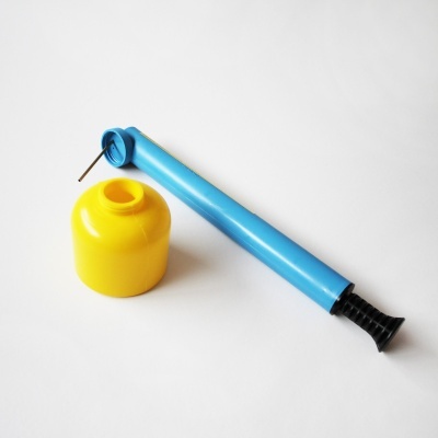 Bomba manual de ar azul com reservatório amarelo