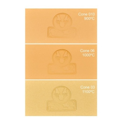 Três placas cerâmicas com diferentes tons de cor e texto indicando temperatura e cone.