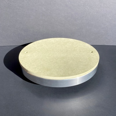 Placa redonda com superfície amarela clara e borda metálica