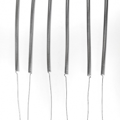 Quatro molas metálicas finas prateadas em fundo branco