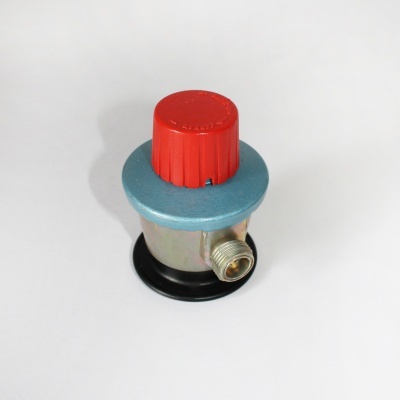 Regulador de gás metálico com tampa vermelha e base preta