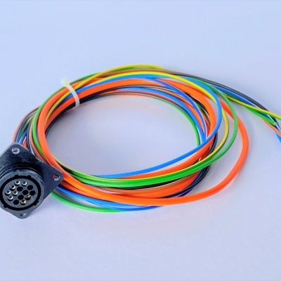 Cabo elétrico com conector circular preto e fios multicoloridos enrolados