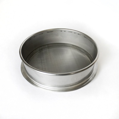 Peneira redonda de metal inox com rede fina.