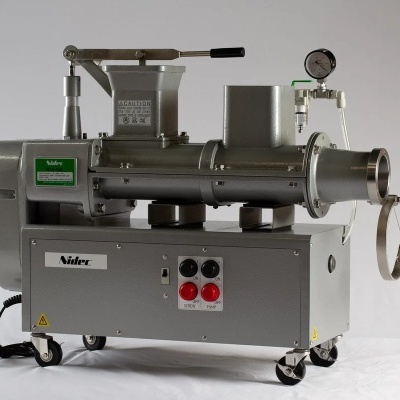 Máquina industrial cinza da marca Nidec com botões e medidor de pressão.
