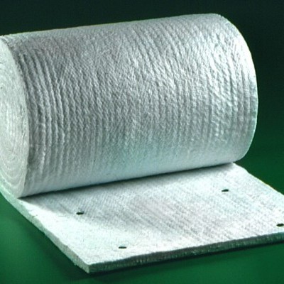 Rolo de manta térmica branca com textura fibrosa e pontos pretos