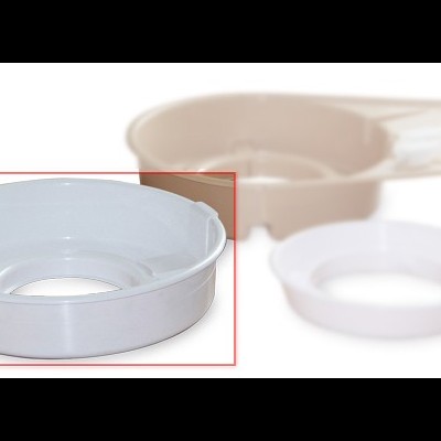 Três formas redondas de plástico para bolos, branco e creme, com buraco central.