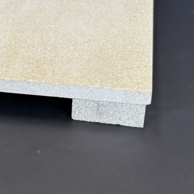 Placa compósito bege e cinzenta sobre superfície negra