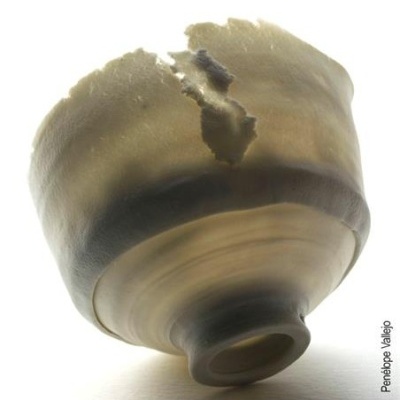 Taça cerâmica com acabamento irregular bege e castanho