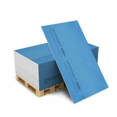 Pacote de placas azuis empilhadas sobre pallet de madeira com texto promatect 100x