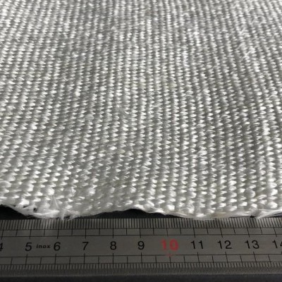 tecido branco texturizado e régua metálica com marcações em centímetros