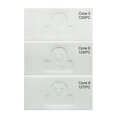 Amostras cerâmicas brancas com texto Cone 5 1200ºC, Cone 6 1240ºC e Cone 8 1270ºC em fundo branco