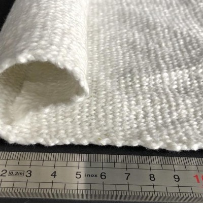 Tecido branco tecido com régua metálica ao lado em superfície clara