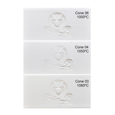 Três placas cerâmicas brancas com texto em relevo e impresso