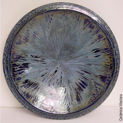 Prato redondo de cerâmica com padrão azul e cinza brilhante