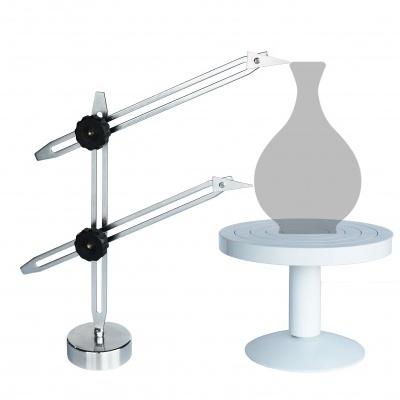 Armador de esculturas em metal com suporte branco para modelagem em fundo branco