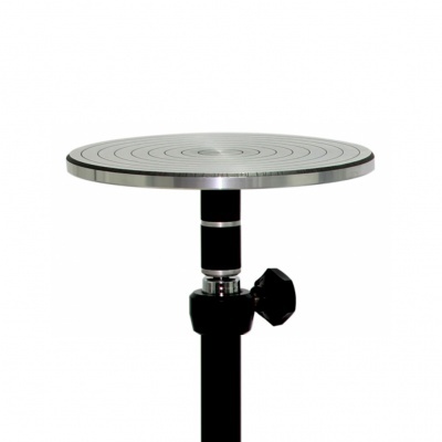 Placa metálica circular com círculos concêntricos e haste preta com manípulo