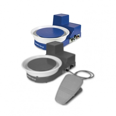 Dois tornos de oleiro elétricos, um azul e um cinza, com tampas redondas e um pedal cinza