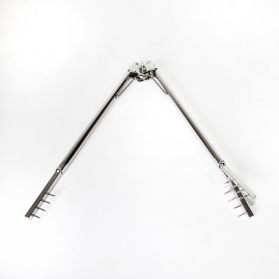 Ferramenta metálica com alças articuladas e dentes finos nas extremidades