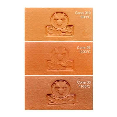 Três amostras de cerâmica com diferentes temperaturas de cozedura marcadas