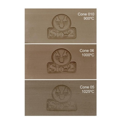 Três placas de cerâmica castanhas com selo em relevo e texto a indicar temperaturas e cones