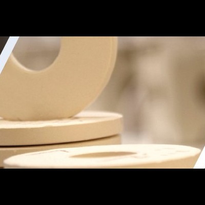 Suporte de telemóvel preto com disco branco metálico e discos empilhados