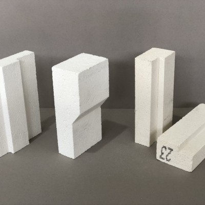 Blocos de construção em espuma branca com número 23 impresso