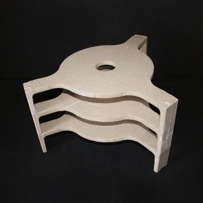 Estrutura de suporte em madeira clara com prateleiras onduladas e buraco no topo