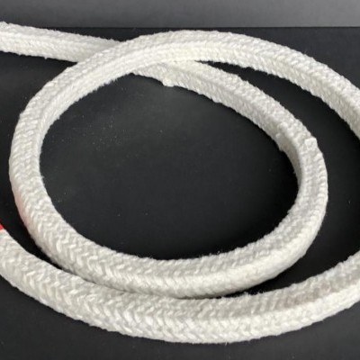 Corda branca trançada com ponta vermelha sobre fundo preto