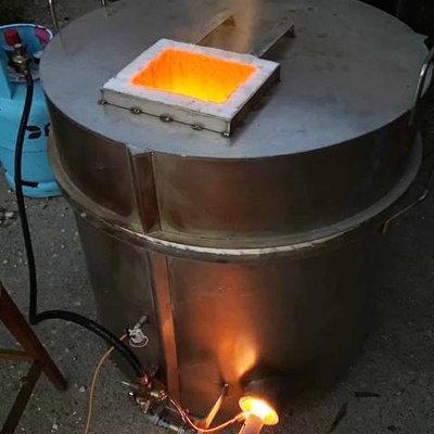 Forno industrial metálico com chama e botija de gás