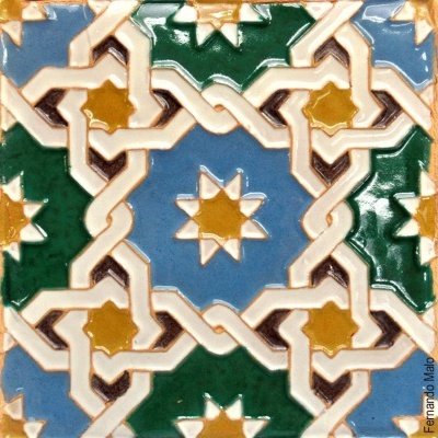 Azulejo cerâmico com padrão geométrico e cores diversas