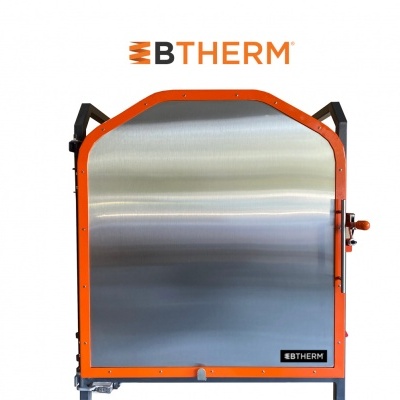 Porta metálica com borda laranja e maçaneta laranja, com texto BTHERM
