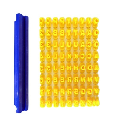 Conjunto de carimbos de letras e números amarelos com base azul em fundo branco