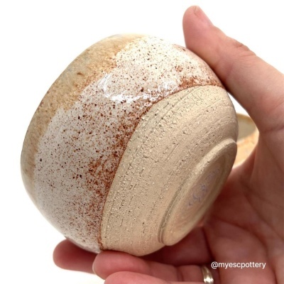 Taça de cerâmica com acabamento esmaltado e rústico na mão