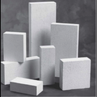 Blocos retangulares brancos de material poroso dispostos em superfície cinzenta