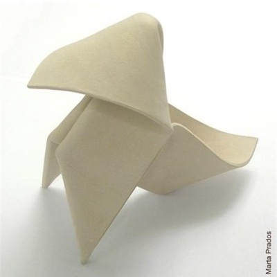 Escultura abstrata bege com formas curvas e pontiagudas