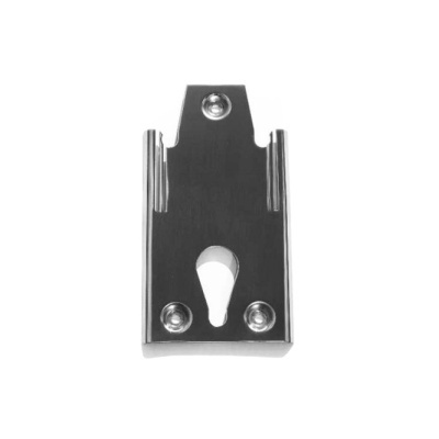 Suporte metálico prateado com três parafusos e entalhe no centro