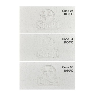 Três amostras de cerâmica branca com selo gravado e indicação de temperaturas e cones.