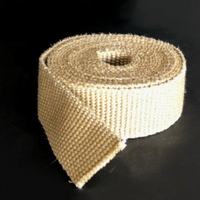 Rolo de fita têxtil bege sobre fundo preto