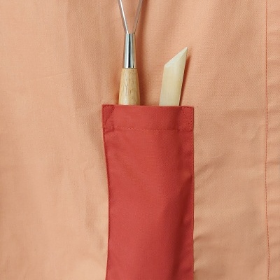 Bolsa vermelha com utensílios de escultura em tecido bege