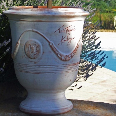 Jarro decorativo em cerâmica branca desgastada com inscrição e plantas no fundo