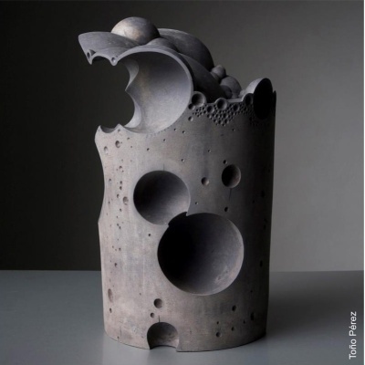 Vaso ou escultura cerâmica cinzenta com perfurações circulares e textura áspera