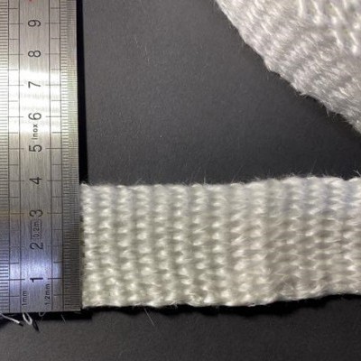 Fita trançada branca junto a régua metálica