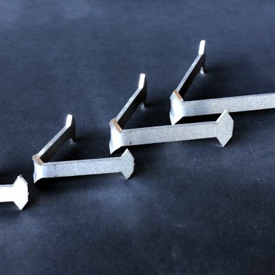 Quatro suportes de metal prateado diferentes tamanhos em superfície preta