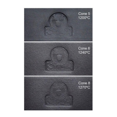 Placas cerâmicas pretas com relevo e texto de cones e temperaturas