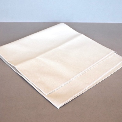 Guardanapo branco dobrado sobre superfície cinzenta