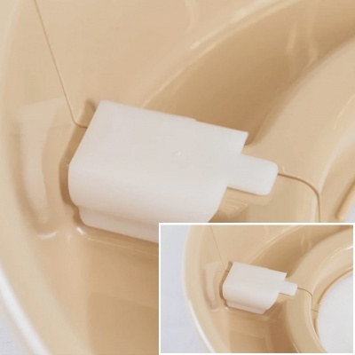 Peça plástica branca dentro de estrutura bege