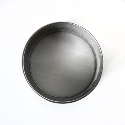 peneira redonda de metal com malha fina