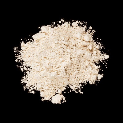 Pó branco sobre fundo preto