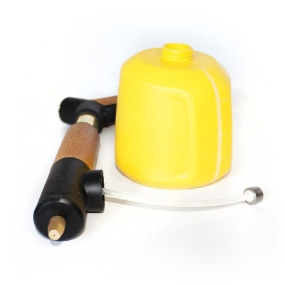 Pulverizador manual com corpo em cortiça e preto, recipiente plástico amarelo, mangueira transparente