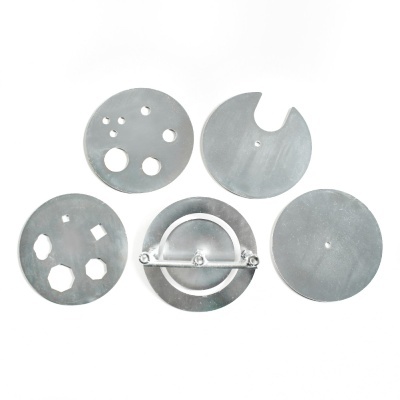 Discos metálicos cinzentos com furos e suporte em fundo branco